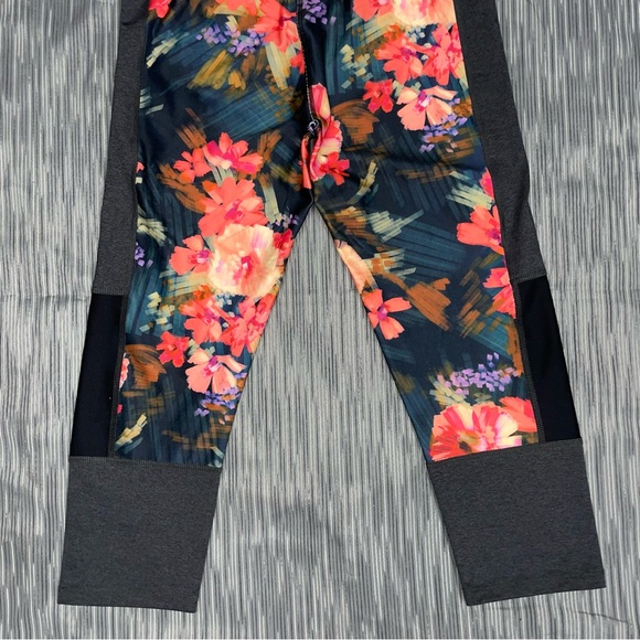Joy Lab NWOT! Capri Active Black/Multi Floral Print Legging Size M - Picture 9 of 13